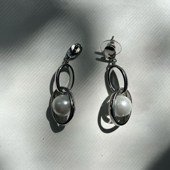 Silver Pearl Earrings teardrop shaped elegant drop earring - Picture 1 of 4